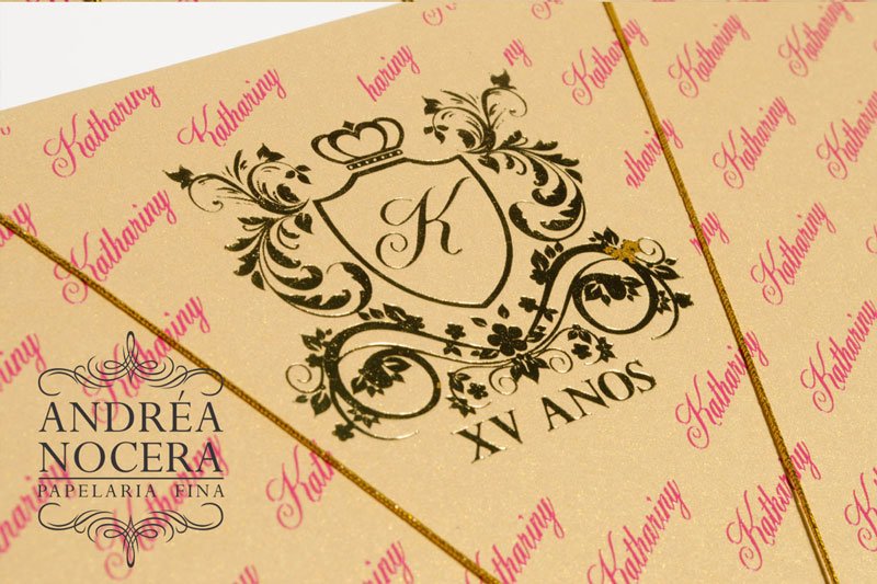 Convite de debutante dourado com flores e borboleta